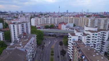 Şehir Berlin banliyö tren istasyonu Prefabrik gökdelenler bölgesi Neukoeln, Almanya Yaz günü 2023 Panorama insansız hava aracı 4K sineması