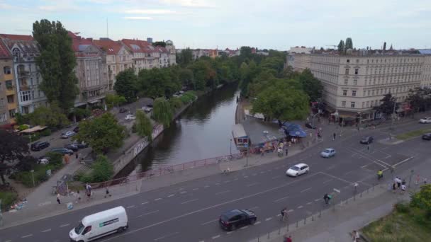 City Berlin District Neukoeln Canal Bridge River Germany Día Verano — Vídeos de Stock
