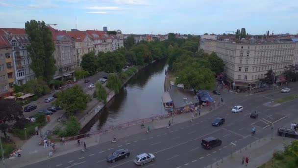 Stad Berlin Distrikt Neukoeln Kanal Bro Floden Tyskland Sommardag 2023 — Stockvideo