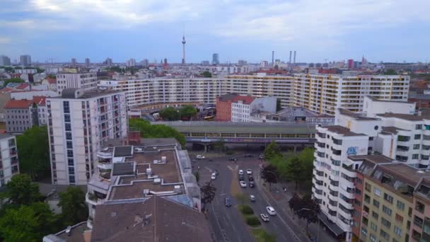 Stad Berlin Förort Tågstation Prefabricerade Byggnad Skyskrapor Distrikt Neukoeln Tyskland — Stockvideo