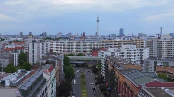 City Berlin Voorstedelijk Station Geprefabriceerd Gebouw Wolkenkrabbers District Neukoeln Duitsland — Stockvideo