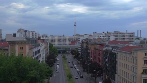 City Berlin Προαστιακός Σιδηροδρομικός Σταθμός Προκατασκευασμένος Ουρανοξύστες Περιοχή Neukoeln Γερμανία — Αρχείο Βίντεο