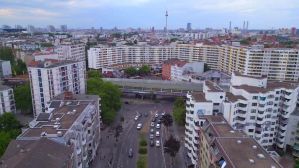 柏林城郊火车站预制建筑摩天大楼德国纽柯林区 夏季2023年全景概览无人驾驶4K电影 — 图库视频影像