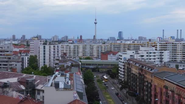 City Berlin Suburban Train Station Prefabricated Building Rascacielos Barrio Neukoeln — Vídeo de stock