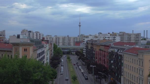 City Berlin Förort Tågstation Prefabricerade Byggnad Skyskrapor Distrikt Neukoeln Tyskland — Stockvideo