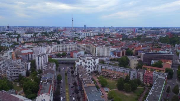 City Berlin Suburban Train Station Prefabricated Building Skyscrapers District Neukoeln — стоковое видео