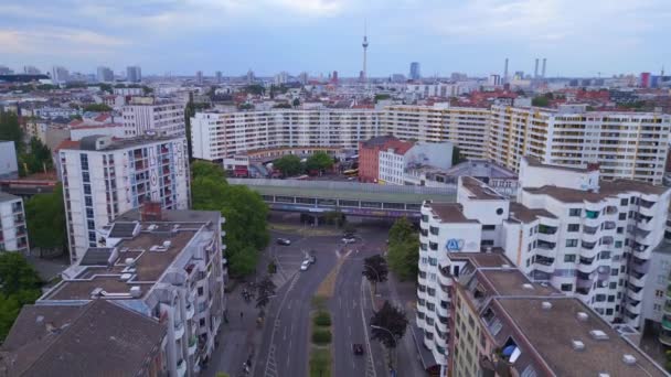 City Berlin Suburban Train Station Prefabricated Building Skyscrapers District Neukoeln — Vídeo de Stock