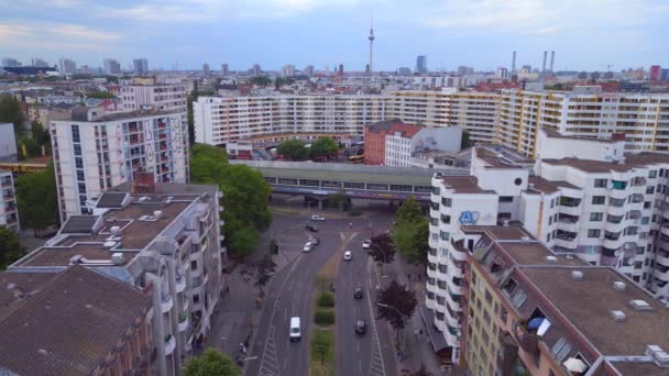 City Berlin Suburban Train Station Prefabricated Building Grattacieli District Neukoeln — Video Stock