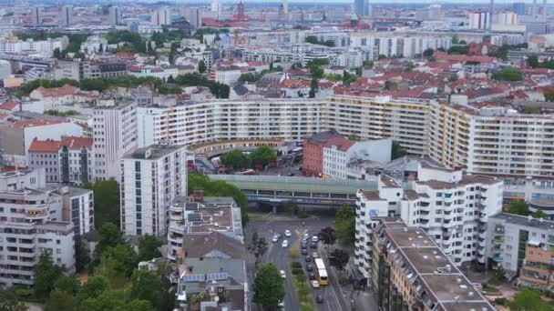 City Berlin Suburban Train Station Prefabricated Building Skyscrapers District Neukoeln — Vídeo de Stock
