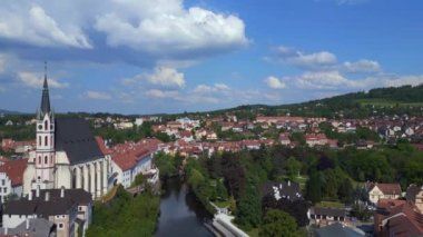 Güney Bohemya 'nın Çek bölgesinde Cesky Krumlov kasabası, Moldova nehri, 2023 yazı, 4K insansız hava aracı ters uçuşu -- sinematik görüntü.