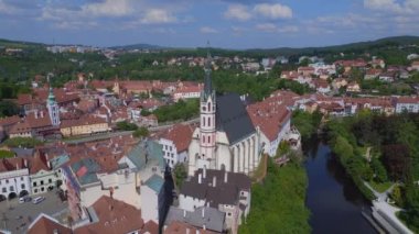 Güney Bohemya 'nın Çek bölgesindeki Cesky Krumlov kasabası, Moldova nehri, 2023 yazında insansız hava aracı 4K sinematik görüntüler..
