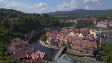 Güney Bohemya 'nın Çek Bölgesi' ndeki Cesky Krumlov kasabası, Moldova Nehri, 2023 yazı, İHA 4K insansız hava aracı 4K sinematik görüntü..