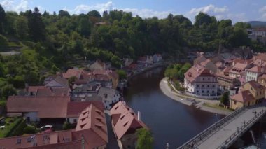 Güney Bohemya 'nın Çek Bölgesi' ndeki Cesky Krumlov kasabası, Moldova Nehri, 2023 yazında rotasyondan sağa 4K insansız hava aracı görüntülerine..