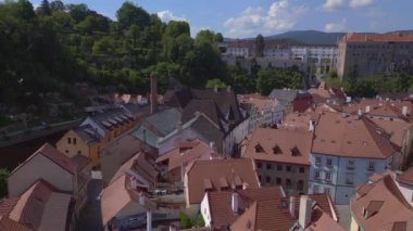 Güney Bohemya 'nın Çek bölgesinde Cesky Krumlov kasabası, Moldova nehri, 2023 yazı, 4K insansız hava aracı ters uçuşu -- sinematik görüntü.
