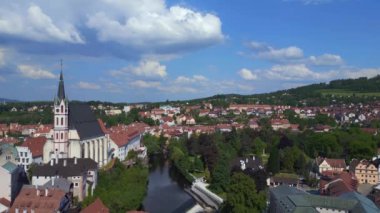 Güney Bohemya 'nın Çek bölgesindeki Cesky Krumlov kasabası, Moldova nehri, 2023 yazında insansız hava aracı 4K sinematik görüntüler..