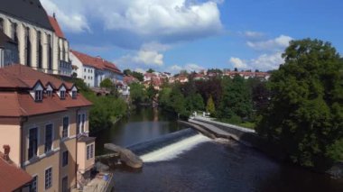Güney Bohemya 'nın Çek bölgesinde Cesky Krumlov kasabası, Moldova nehri, 2023 yazı, 4K insansız hava aracı ters uçuşu -- sinematik görüntü.