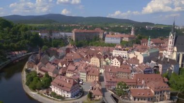 Güney Bohemya 'nın Çek bölgesindeki Cesky Krumlov kasabası, Moldova nehri, 2023 yazında insansız hava aracı 4K sinematik görüntüler..