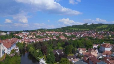 Güney Bohemya 'nın Çek Bölgesi' ndeki Cesky Krumlov kasabası, Moldova Nehri, 2023 yazı. İHA 4K 'dan inen sinematik görüntüler..