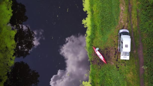 Rode Peddel Boot Kustlijn Caravan Camping Stacaravan Aan Rivier Zomer — Stockvideo