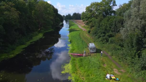 Rotes Paddelboot Ufer Caravan Camping Wohnmobil Fluss Sommerzeit Deutschland 2023 — Stockvideo