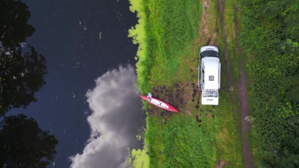 Röd Paddle Boat Strandlinje Husvagn Camping Husbil Vid Floden Sommartid — Stockvideo