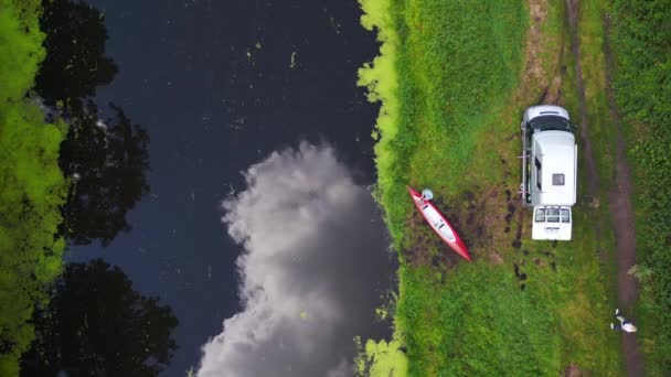 赤いパドルボートの海岸線 川でキャラバンキャンプモーターホーム 夏時間ドイツ 2023 Havelland ドローン4Kの映像を傾ける — ストック動画