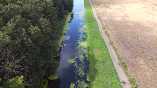 Сімейні Канікули Червоні Веслові Човни Природній Річці Літо 2023 Німеччина — стокове відео