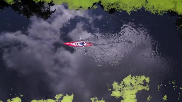 Familieferie Rødt Padlebåt Naturlig Elv Sommer 2023 Tyskland Vertikale Fugler – stockvideo