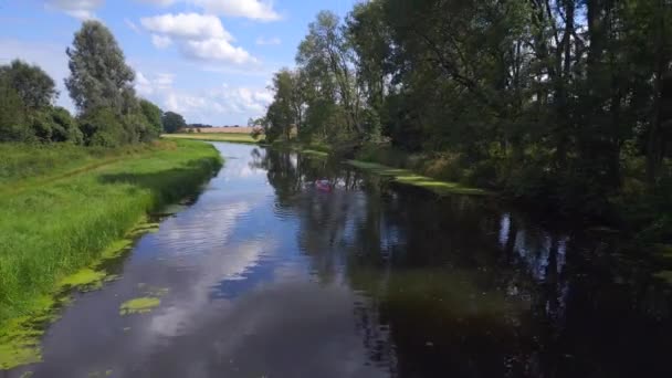 Rodzinne Wakacje Czerwona Łódka Wiosłowa Naturalnej Rzece Lato 2023 Niemcy — Wideo stockowe