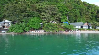 Heyelan, yıkık dökük plaj tatil beldesi Chang Adası 2022 'de yıkık toprak kayması sol İHA 4K sinemasına kayıyor. 