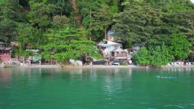 Heyelan, yıkık dökük plaj tatil beldesi Chang Adası 2022 'de sağa doğru 4K hava aracına kayarak yıkıldı. 