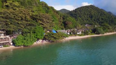 Heyelan, yıkık dökük sahil beldesi Chang Adası Tatil Köyü 2022. Ters uçan 4k sinematik hava aracı. 