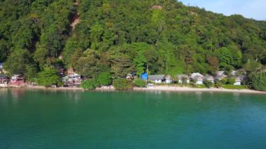 Heyelan, yıkık dökük sahil beldesi Chang Adası Tatil Köyü 2022 panorama yörüngesi insansız hava aracı 4K 'yı yok etti. 