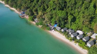 Heyelan, yıkık dökük sahil tatil beldesi Chang Adası Tayland 'ı yok etti. 2022. Geniş yörünge görüntüsü insansız hava aracı 4k sineması. 
