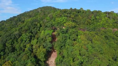 Heyelan, yıkık dökük sahil beldesi Chang Adası Tatil Köyü 2022 İHA 4k sinemasal iniş yaptı. 