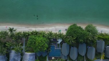 Heyelan, yıkık dökük sahil beldesi Chang Adası Tayland 2022 dikey kuş bakışı İHA 4k sinematik 