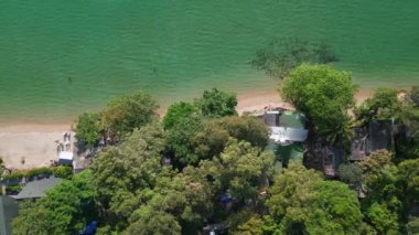 Heyelan, yıkık dökük sahil beldesi Chang Adası Tayland 2022 dikey kuş bakışı İHA 4k sinematik 