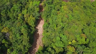 Heyelan, yıkık dökük sahil beldesi Chang Adası Tatil Köyü 2022 İHA 4k sinemasal iniş yaptı. 