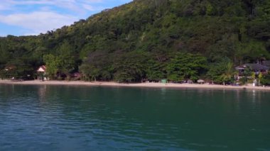 Resort Beach bungalovları, Chang Hilly Adası Tayland 2022 Panorama İnsansız Hava Aracı 4k hava aracı.