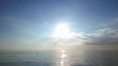 Resort Beach bungalovları, Chang Hilly Adası Tayland 2022. İHA 4k sinemasal.