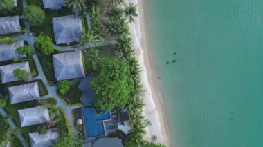 Resort Beach bungalovları, Chang Hilly Adası Tayland 2022 dikey dönüş kuşları İHA 4k sinematik görüş