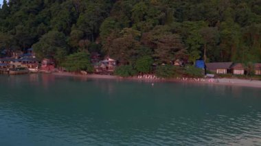 Günbatımı bulutları güneş okyanus plajı, Chang Adası Tayland 2022 panorama yörünge dronu 4k sinematik