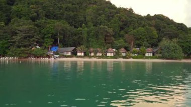 Günbatımı bulutları güneş okyanus plajı, Chang Adası Tayland 2022 panorama genel bakış İHA 4k sinematik