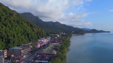 Chang Village Barakaları Tatil Köyü, Tayland 'daki Plaj Oteli. 2022 panorama genel bakış 4k insansız hava aracı. 