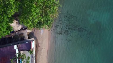Chang Village Huts Resort, Tayland 'daki Plaj Oteli 2022 dikey kuş bakışı İHA 4k sinematik 