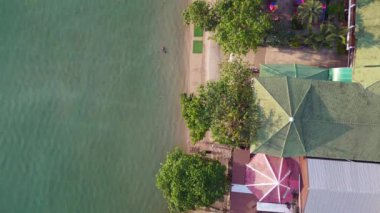 Chang Village Huts Resort, Tayland 'daki Plaj Oteli 2022 dikey kuş bakışı İHA 4k sinematik 
