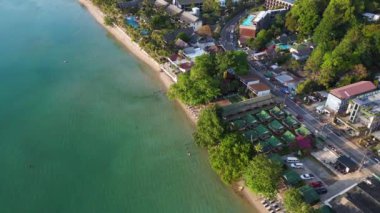 Chang Village Barakaları Tatil Köyü, Tayland 'daki Plaj Oteli. 4k sinemasının üstündeki İHA 2022. 