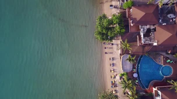 チャンビレッジハットリゾート ビーチホテル マウンテンビーチ タイ2022年 垂直鳥の視界ドローン4K映画 — ストック動画