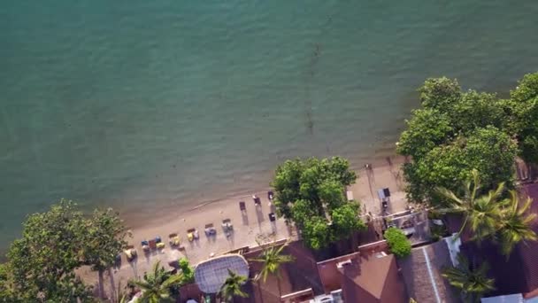 チャンビレッジハットリゾート ビーチホテル マウンテンビーチ タイ2022年 垂直回転鳥の視野ドローン4K映画 — ストック動画