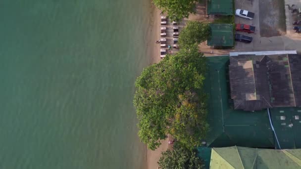 チャンビレッジハットリゾート マウンテンビーチホテル タイ2022年 ドローン4K映画を傾ける — ストック動画